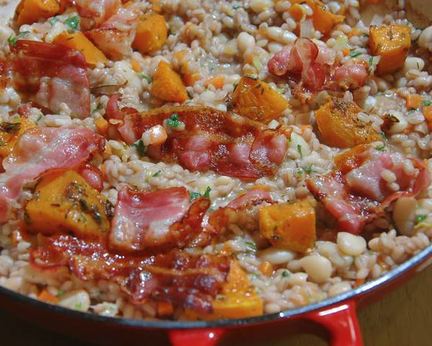 Перловая каша с фасолью, тыквой и беконом