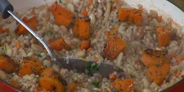 перловая каша с фасолью, тыквой и беконом