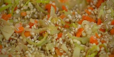 перловая каша с фасолью, тыквой и беконом