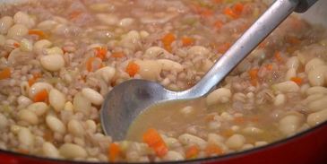 перловая каша с фасолью, тыквой и беконом