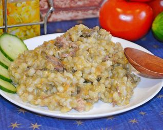 Перловая каша с говяжьей тушенкой в мультиварке