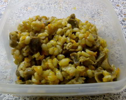 Перловая каша с куриными желудками в мультиварке