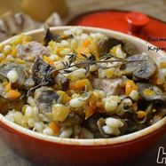 Рецепт Перловой каши с мясом и грибами в горшочке