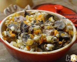 Перловая каша с мясом и грибами в горшочке