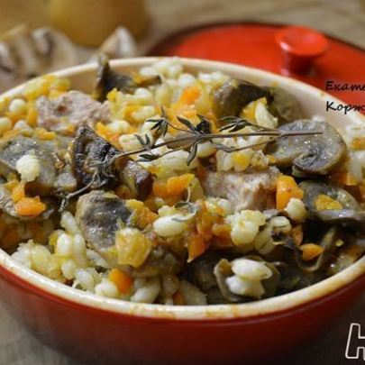 Перловая каша с мясом и грибами в горшочке