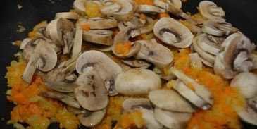 перловая каша с мясом и грибами в горшочке