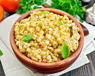 Перловая каша с помидорами и тунцом