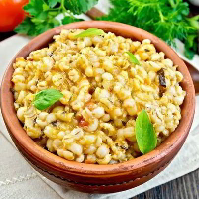 Перловая каша с помидорами и тунцом