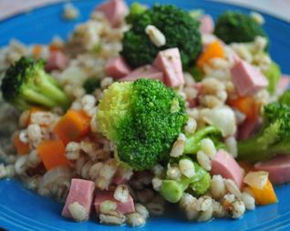 Перловая каша с сосисками и овощами в мультиварке