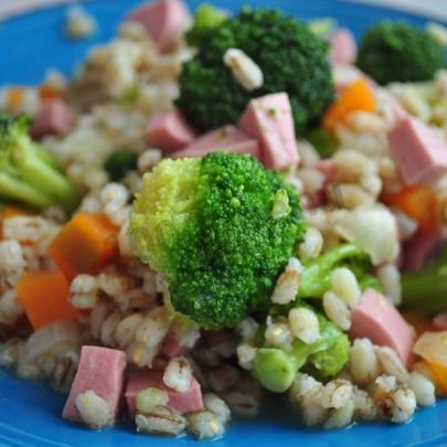 Перловая каша с сосисками и овощами в мультиварке