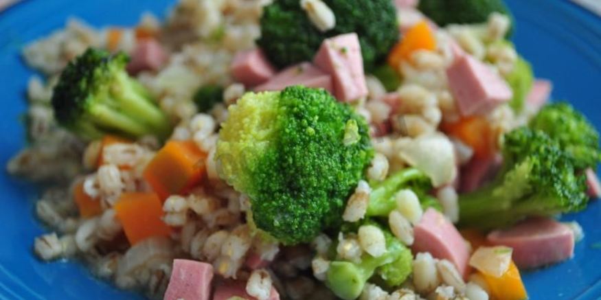Рецепт перловой каши с сосисками и овощами в мультиварке