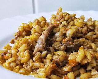 Перловая каша с тушенкой