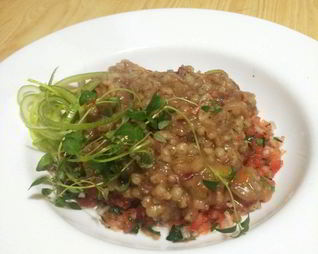 Перловая каша с тушеной говядиной и конкассе из томатов