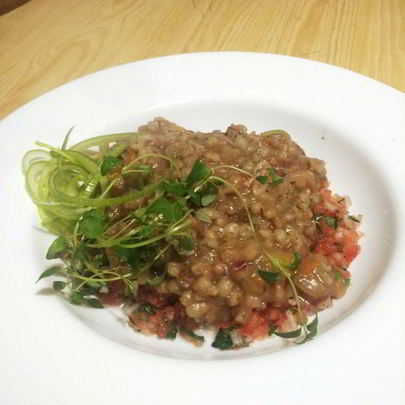 Перловая каша с тушеной говядиной и конкассе из томатов