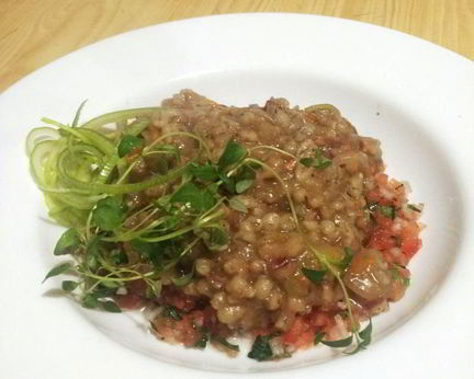 Перловая каша с тушеной говядиной и конкассе из томатов