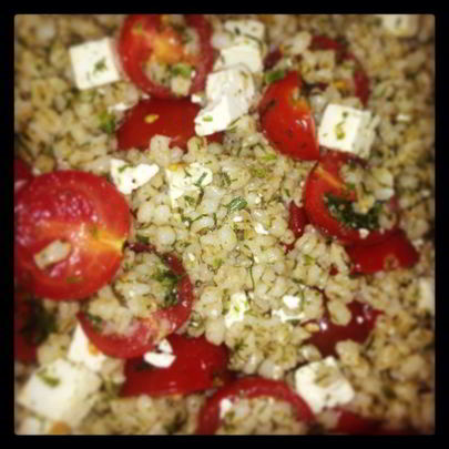 Перловка с фетой, томатами и укропом