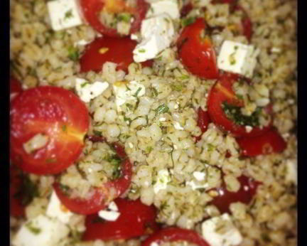 Перловка с фетой, томатами и укропом