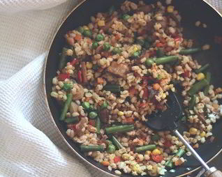 Перловка с лесными грибами и овощами