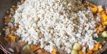 перловка с лисичками и овощами