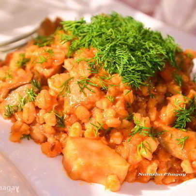 Перловка со свининой и грибами в томатном соусе