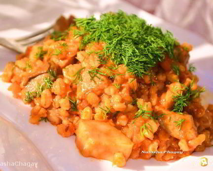 Перловка со свининой и грибами в томатном соусе