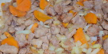 перловка со свининой и грибами в томатном соусе