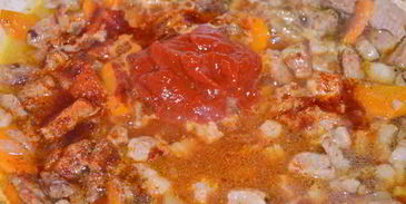 перловка со свининой и грибами в томатном соусе