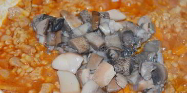 перловка со свининой и грибами в томатном соусе