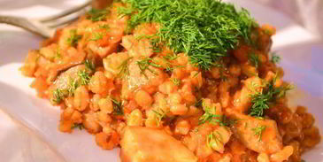 перловка со свининой и грибами в томатном соусе