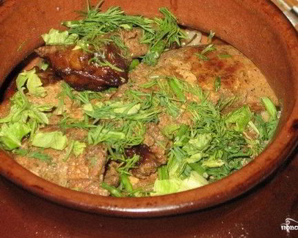 Перловка со свининой в горшочках