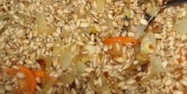 перловка со свининой в горшочках