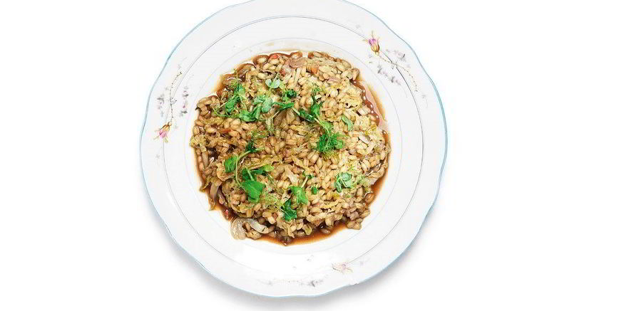 Рецепт перловки, томленой с гранатовым соусом и савойской капустой