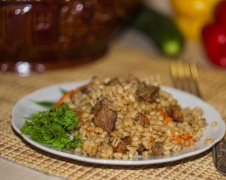 Перловка в духовке в горшочке с мясом говядины