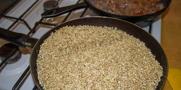 перловка в духовке в горшочке с мясом говядины