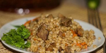 перловка в духовке в горшочке с мясом говядины