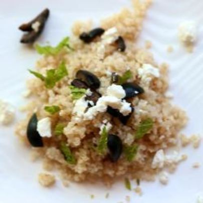 Пшеничная каша с маслинами и мятой