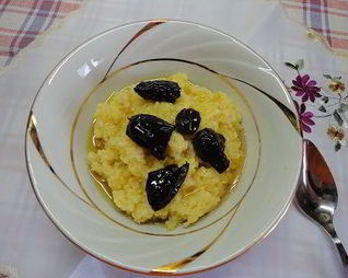 Каша пшенная с черносливом