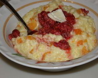 Молочная пшенная каша с тыквой и малиной