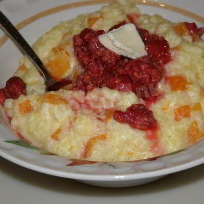 Молочная пшенная каша с тыквой и малиной