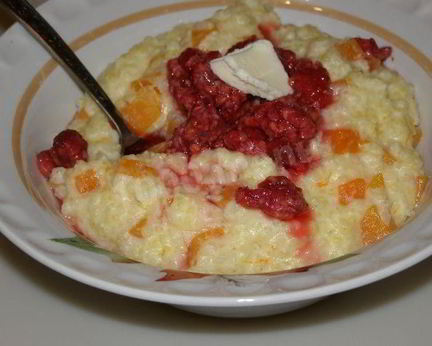 Молочная пшенная каша с тыквой и малиной