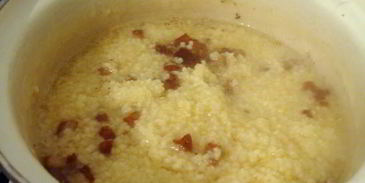 пшенная каша со шкварками