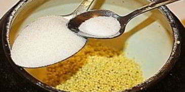 пшенная каша в чугунке