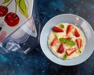 Клубничная рисовая каша на завтрак