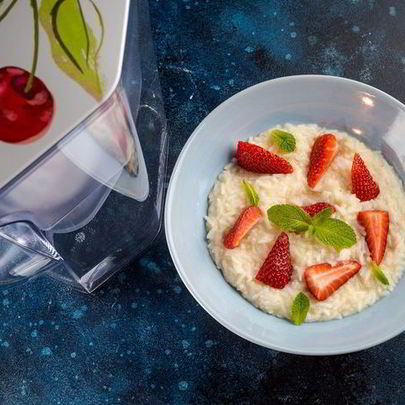 Клубничная рисовая каша на завтрак