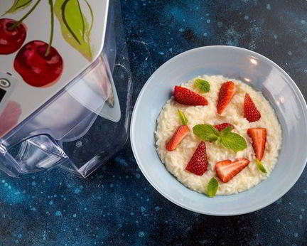 Клубничная рисовая каша на завтрак