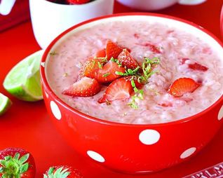 Кокосовая рисовая каша с клубникой