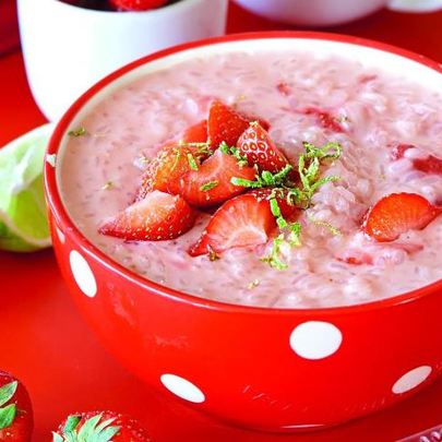 Кокосовая рисовая каша с клубникой