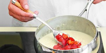 кокосовая рисовая каша с клубникой