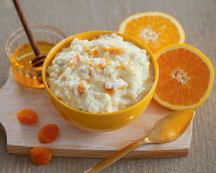 Молочная рисовая каша с курагой и апельсиновым соком в мультиварке