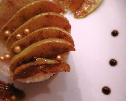 Молочная рисовая каша с яблоками и изюмом